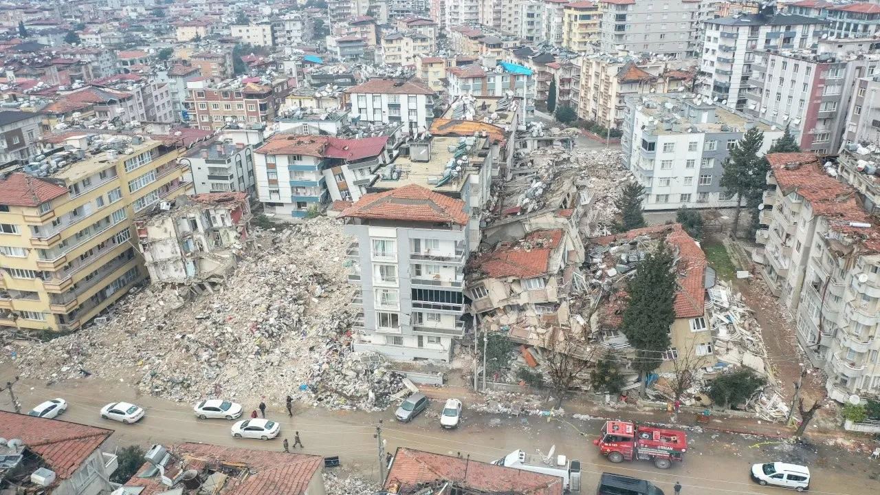 TOKİ’nin Hatay’daki ‘deprem konutu’ ihalesi Erdoğan’ın komşusuna gitti